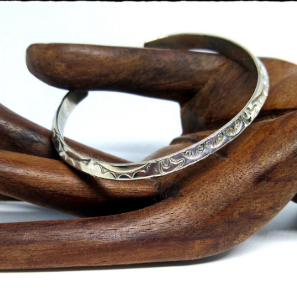 ***SOLD***Vintage Native Unigue Carinated Sterling Cuff - Picture 4 of 6
